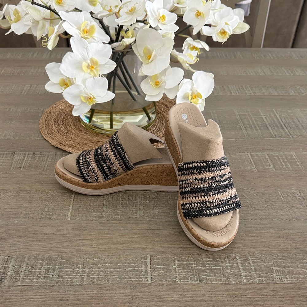 Bzees Tan and Black Wedges